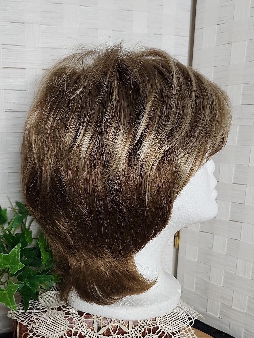 👉*HIVISION* SHORT LAYERED SHAG-STYLE MED BROWN WIG W/ GOLDEN BLONDE H/L ~AVG